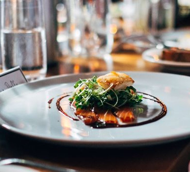  Gedeckter Tisch mit Weinglaesern Bildquelle: oder, Gedeckter Tisch mit Weinglaesern @ jay-wennington unsplash, CC0 1.0